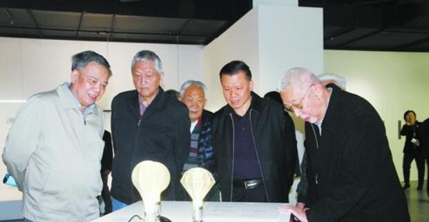 省市老领导在红点设计博物馆参观。
